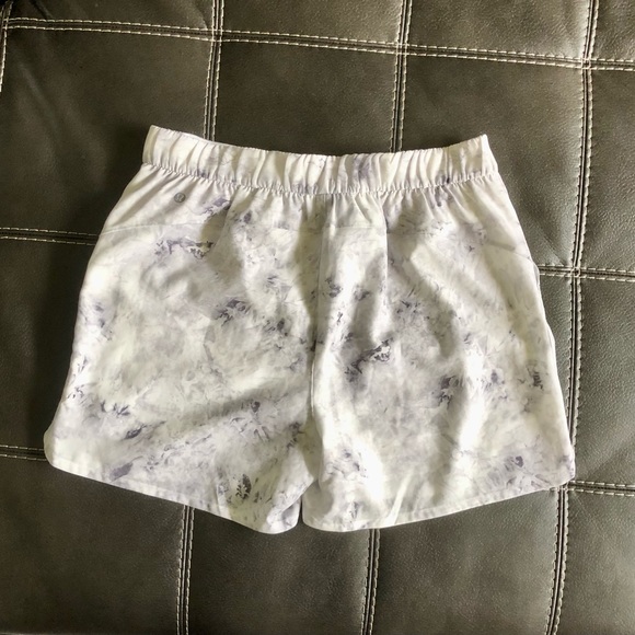 NWT Lululemon Print Flat Front Relaxed Shorts 4.5” Aquila Rhino Grey Multi 10 - Picture 4 of 12